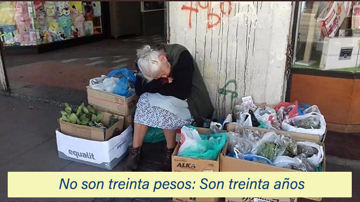 Captura de ecran, foto de medios sociales con mujer anciana cansada vendiendo en vereda y texto; "no son treinta pesos; son treinta años",